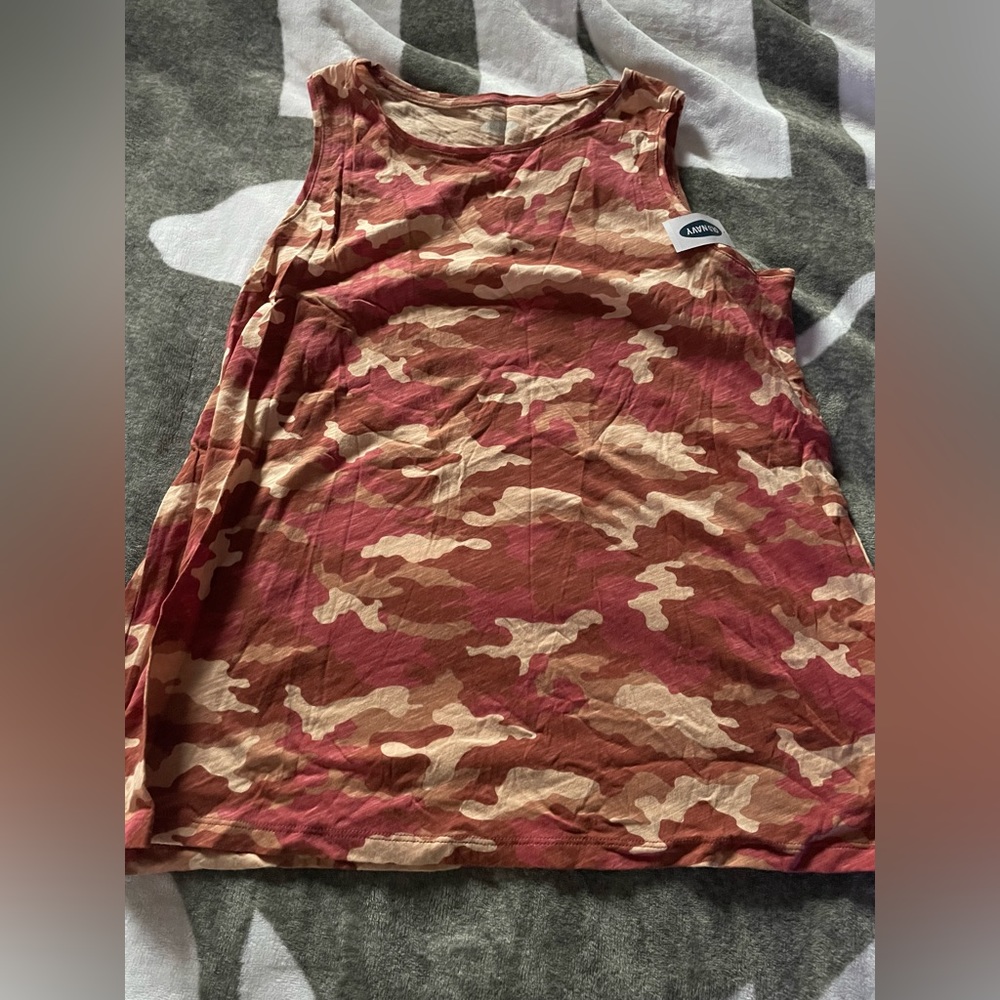 Old navy women’s shirt Medium camo sleeveless nwt